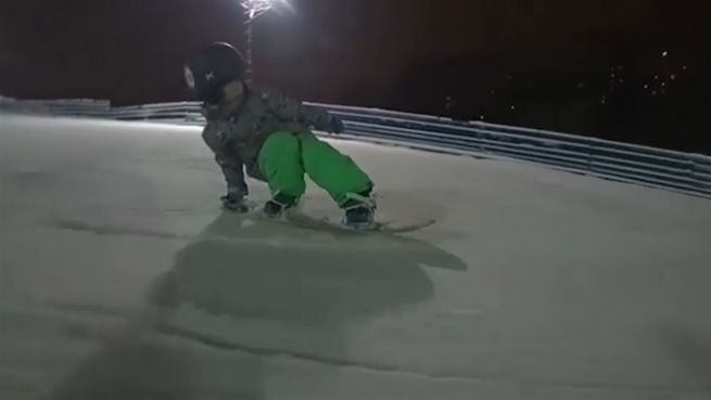 go to Wie die Profis: vierjährige Snowboarderin