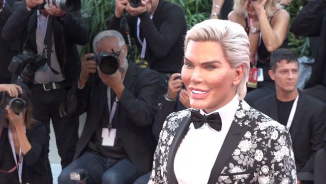 go to Menschliche Ken-Puppe zeigt sich auf Filmfestival in Venedig