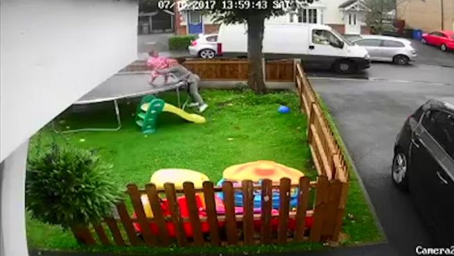 go to Schock: Mann versucht Kinder aus dem Garten zu locken